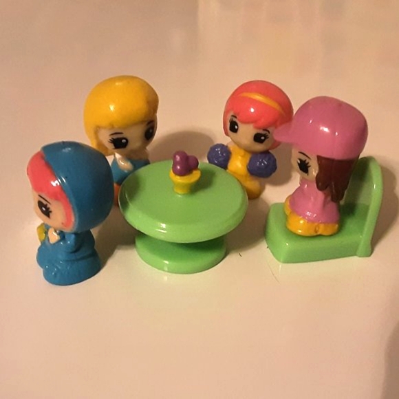 Lot of 7 Squinkies with 3 Pieces of Furniture - Picture 2 of 3